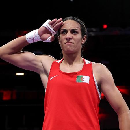 Imane Khelif comemora vitória nas quartas de final do boxe feminino nas Olimpíadas