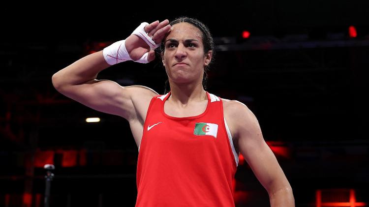 Imane Khelif comemora vitória nas quartas de final do boxe feminino