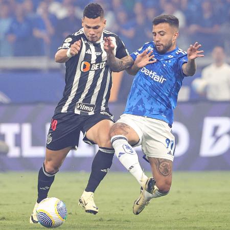 Paulinho e Matheus Henrique disputam a bola na partida entre Cruzeiro e Atlético-MG - Gilson Lobo/AGIF