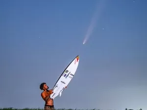 Italo Ferreira posa com 'cometa do século' 1 ano após viralizar com eclipse