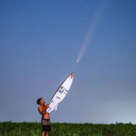 Italo Ferreira é fotografado com 'cometa do século'