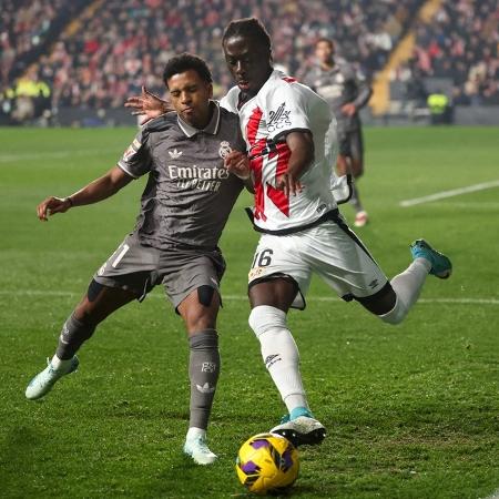 Rodrygo, do Real Madrid, e Abdul Mumin, do Rayo Vallecano, disputam a bola em jogo do Campeonato Espanhol