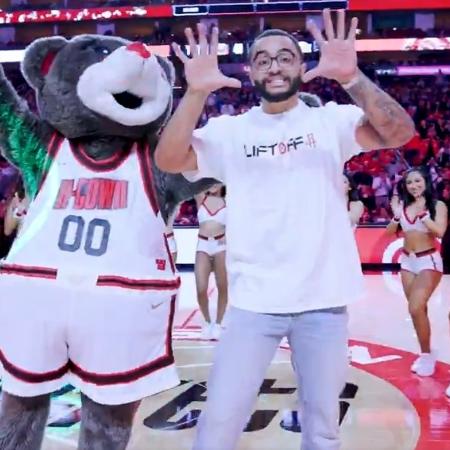 Torcedor do Houston Rockets acertou cesta do meio da quadra durante intervalo de jogo da NBA