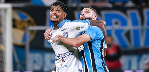 Grêmio sofre derrota em casa para o CSA com gol anulado nos acréscimos.