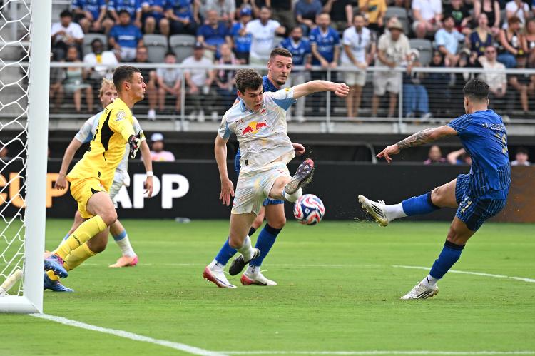 Marcos Leonardo, do Al-Hilal, é bloqueado por Rasmussen, do RB Salzburg, em confronto pelo Mundial de Clubes 2025 Marcos Leonardo, do Al-Hilal, é bloqueado por Rasmussen, do RB Salzburg, em confronto pelo Mundial de Clubes 2025