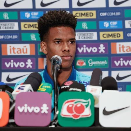 Estêvão, atacante da seleção brasileira, comenta adaptação ao Chelsea