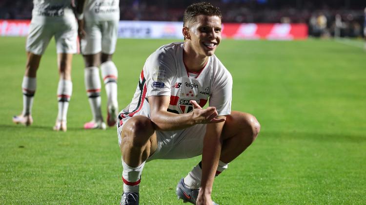 gustavo-santana-do-sao-paulo-comemora-gol-contra-o-bragantino-pelo-brasileirao-1788049982891_v2_750x421 Tricolor respira! São Paulo vence após 4 meses e se afasta do rebaixamento