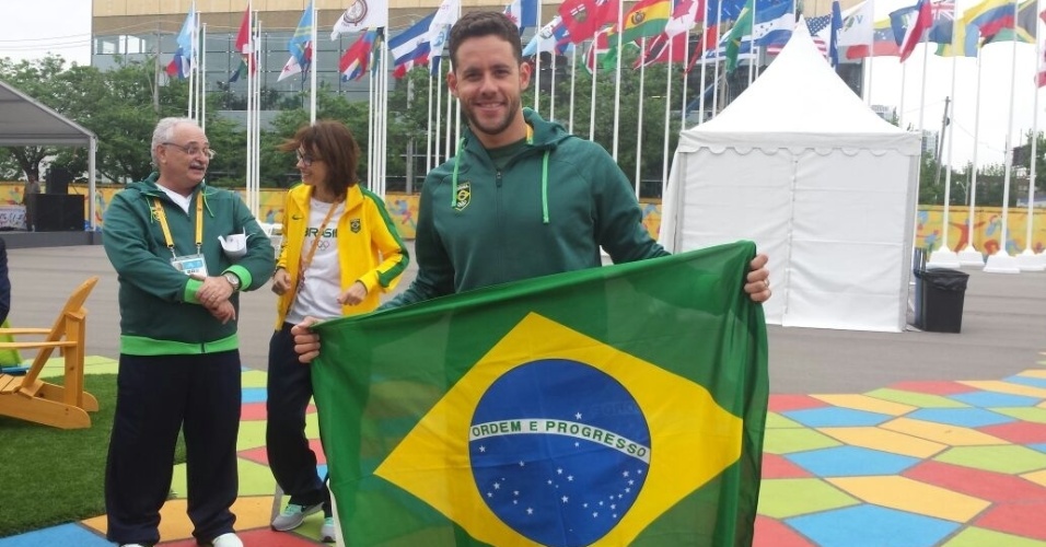 Escolhido para ser o porta-bandeira do Brasil na cerimônia de abertura do Pan, na sexta-feira, o nadador Thiago Pereira recebeu simbolicamente a flâmula nesta quinta, na Vila Pan-Americana de Toronto