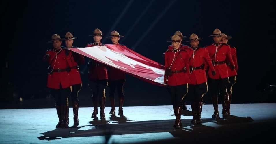 Bandeira do Canadá chega ao Rogers Centre para cerimônia de abertura