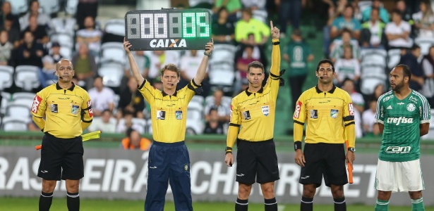 Em diversos momentos, árbitros estiveram no centro das atenções no Brasileirão - GERALDO BUBNIAK/AGB/ESTADÃO CONTEÚDO