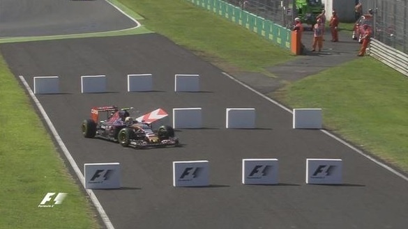 Carlos Sainz, da Toro Rosso, atropela placa de isopor durante treino livre