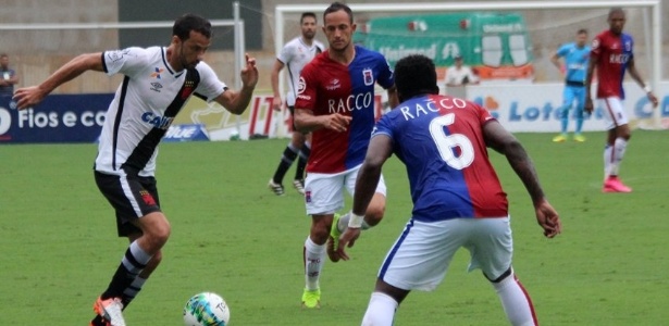 22.out.2016 - Nenê, do Vasco, tenta passar por marcador do Paraná durante jogo da Série B - Carlos Gregório Jr/Vasco.com.br - Carlos Gregório Jr/Vasco.com.br