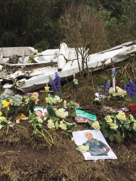 Cruz, flores e velas junto aos destroços do avião que levava a Chapecoense em solo colombiano - Felipe Pereira