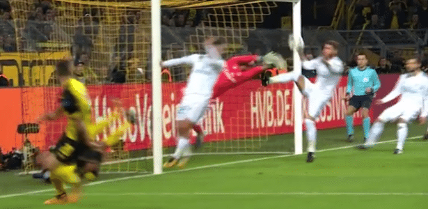 Sergio Ramos toca com a mão na bola dentro da área - Reprodução/Esporte Interativo - Reprodução/Esporte Interativo