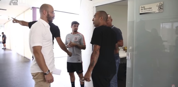 Sheik visitou treinamento do Corinthians nesta terça-feira - Reprodução