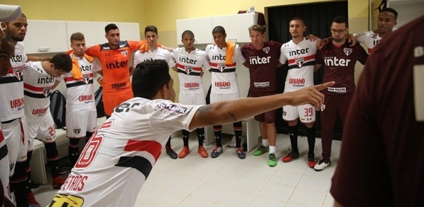 Petros orienta os companheiros antes do jogo contra o São Bento, no Paulista - Rubens Chiri/saopaulofc.net