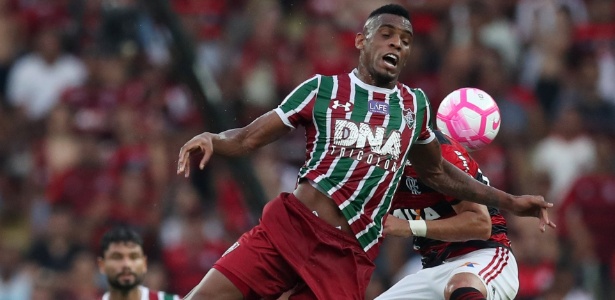 Digão, do Fluminense, disputa a bola no clássico contra o Flamengo - Ricardo Moraes/Reuters - Ricardo Moraes/Reuters