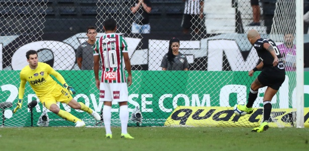 Fábio Santos perde pênalti contra o Fluminense - REUTERS/Pilar Olivares - REUTERS/Pilar Olivares