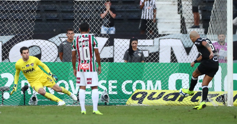 Fábio Santos desperdiça pênalti na partida entre Fluminense e Atlético-MG