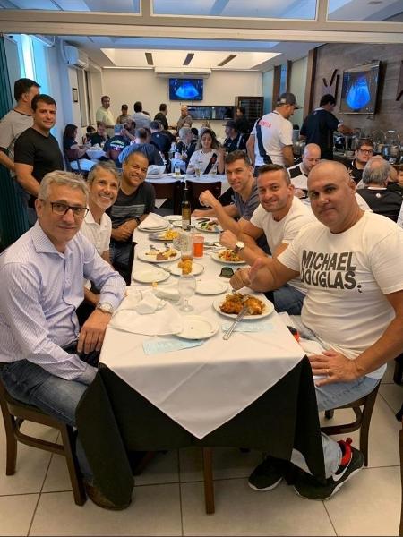 Presidente do Vasco, Alexandre Campello (e), com a "Turma do Quiosque" (trio ao lado direito da mesa) - Reprodução / Instagram