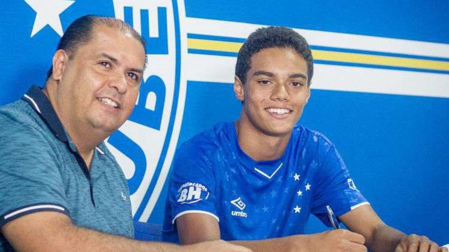 João Mendes, filho de Ronaldinho, assinou com o Cruzeiro até 2025 - Gustavo Aleixo/Divulgação/Cruzeiro