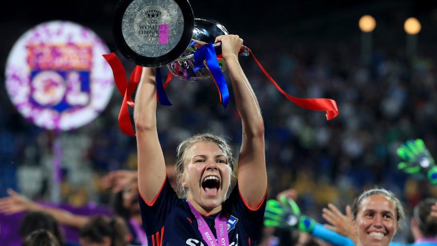 Ada Hegerberg ergue taça da Liga dos Campeões feminina de 2019 pelo Lyon - Mike Egerton/EMPICS/PA Images via Getty Images