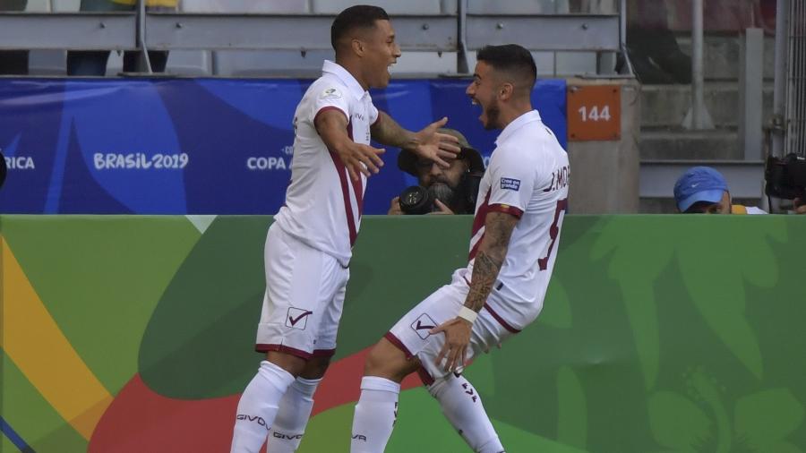 Machis comemora com Moreno depois de anotar o primeiro gol da Venezuela contra a Bolívia - Luis Acosta/AFP
