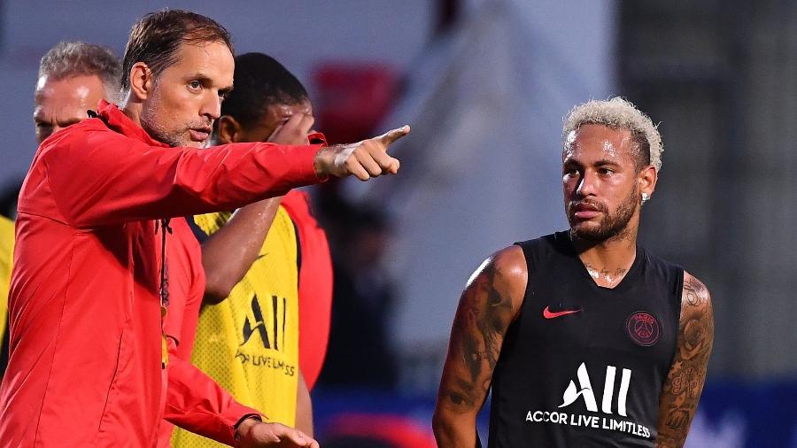 O técnico Thomas Tuchel orienta Neymar durante treino do PSG - FRANCK FIFE / AFP