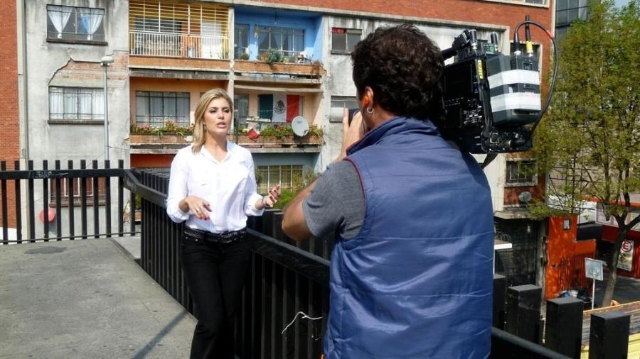 Flavia Freire durante reportagem para a TV - Arquivo Pessoal