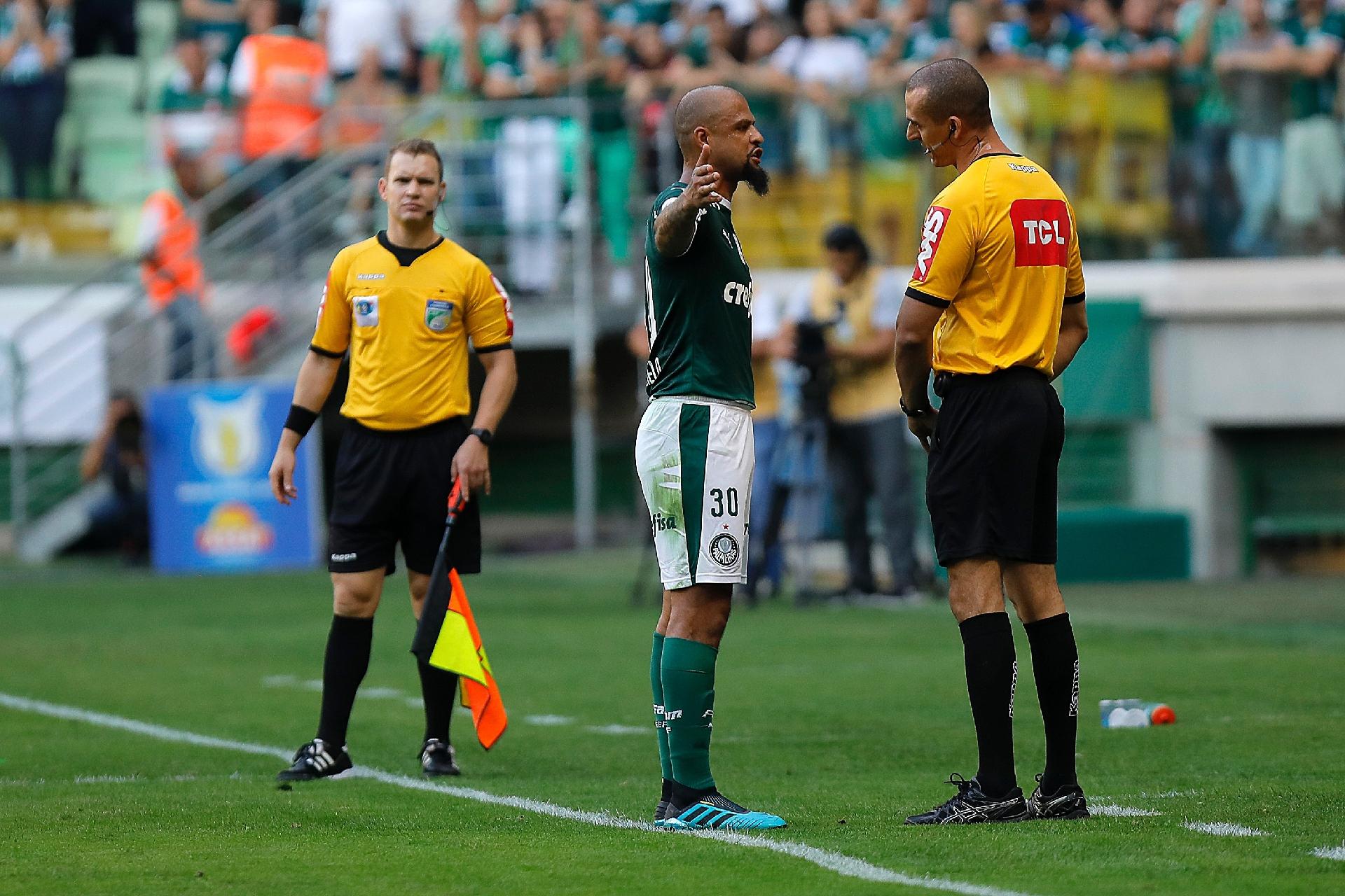 [COMENTE] Para você, até que ponto pode-se criticar atitude do Felipe Melo pela expulsão?