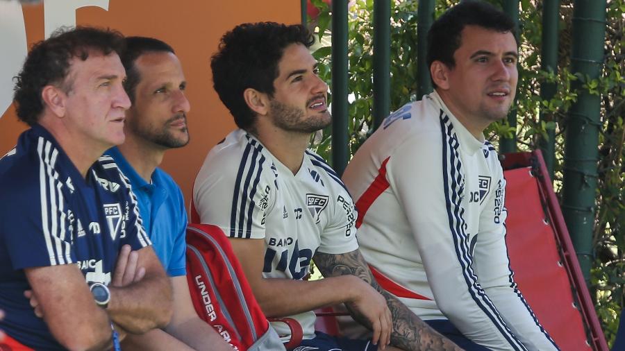 Alexandre Pato e Pablo acompanham treino do São Paulo do banco de reservas - Marcello Zambrana/AGIF