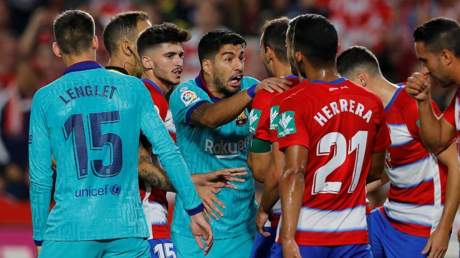 Atacante do Barcelona, Luis Suarez discute com jogadores do Granada - Marcelo Del Pozo/Reuters