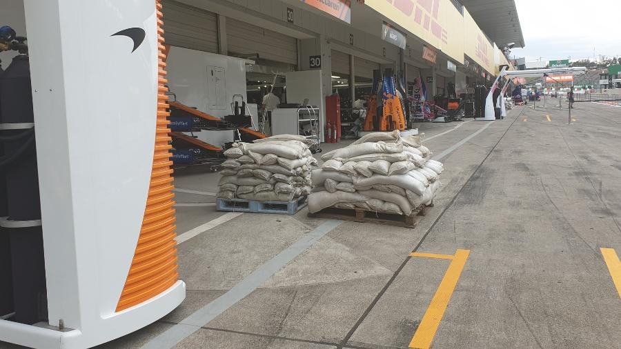 McLaren coloca sacos de areia para se proteger de tufão - Julianne Cerasoli/UOL Esporte