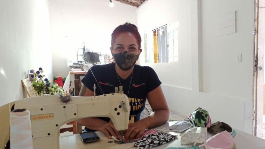 Inaléia Ferreira costura máscaras  - Arquivo Pessoal