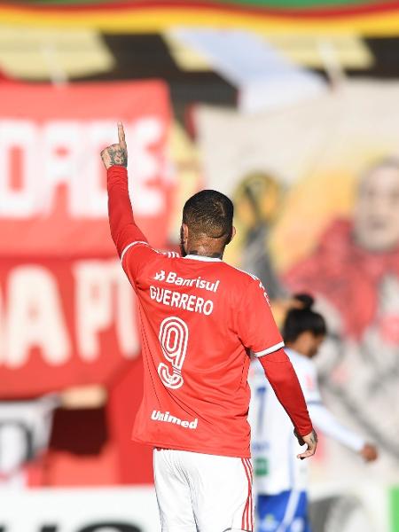 Paolo Guerrero e Thiago Galhardo comemoram gol do Internacional contra o Esportivo pelo campeonato Gaucho - Fernando Alves/AGIF