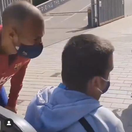 Atacante do Barcelona deixa carro para atender torcedor cadeirante - Reprodução/Instagram