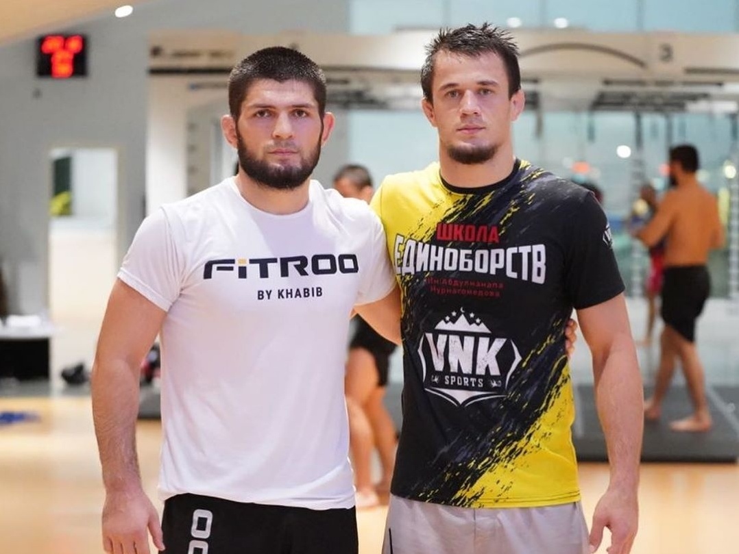 Ex-campeão do UFC, Khabib Nurmagomedov assina contrato com