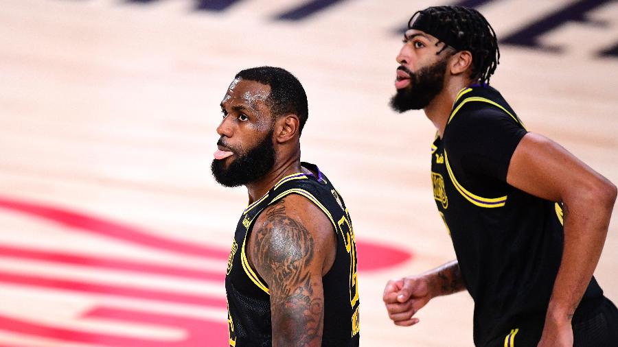 LeBron James e Anthony Davis, do Los Angeles Lakers, em jogo 2 da final da NBA - Douglas P. DeFelice/Getty Images