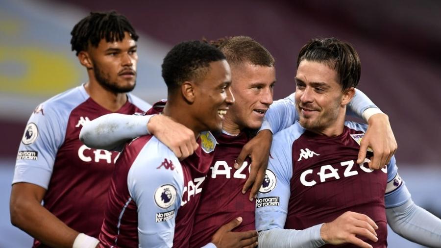 Jogadores do Aston Villa comemoram gol sobre o Liverpool pelo Campeonato Inglês - Peter Powell/PA Images via Getty Images
