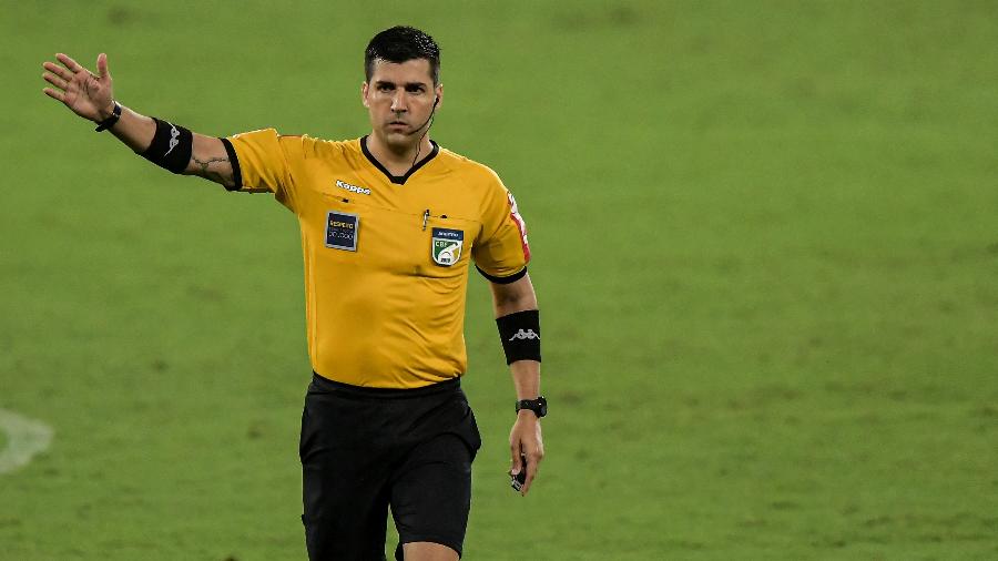 Árbitro Diego Pombo em ação no duelo entre Botafogo e Ceará - Thiago Ribeiro/AGIF