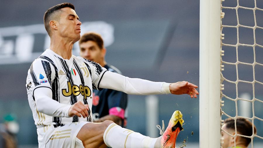 Cristiano Ronaldo chuta a trave durante partida da Juventus - Ciro de Luca/Soccrates Images/Getty Images