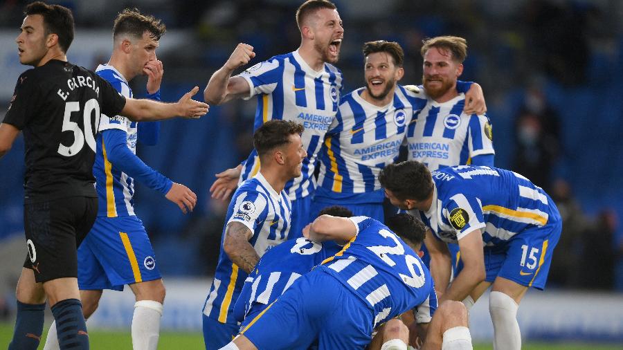 Jogadores do Brighton comemoram gol contra o campeão Manchester City - MIKE HEWITT/AFP