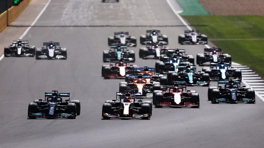 Max Verstappen e Lewis Hamilton disputam a liderança da temporada da categoria - Lars Baron/Getty Images