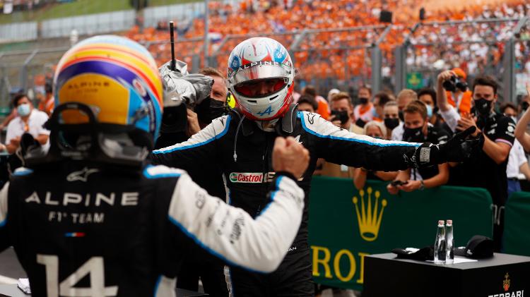 Esteban Ocon (de frente) é recebido com festa por Fernando Alonso após vitória na Hungria em 2021