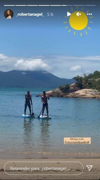 Felipe Melo e Marcos Rocha praticando stand up paddle nas férias em Santa Catarina