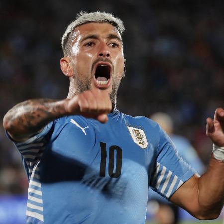 De Arrascaeta comemora gol da vitória do Uruguai sobre o Peru pelas Eliminatórias da Copa do Qatar, no Estádio Centenário. - RAUL MARTINEZ/Pool via REUTERS