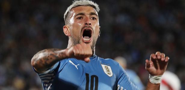 Arascaita desde el banquillo en el debut de Uruguay enfada a la afición