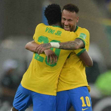 Neymar abraça Vini Jr - CARL DE SOUZA/AFP
