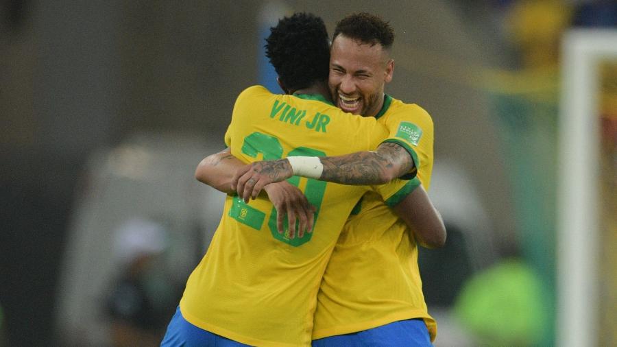 24.mar.2022: Neymar abraça Vini Jr. após marcar gol pelo Brasil no confronto contra o Chile pelas Eliminatórias da Copa do Mundo do Qatar, no Maracanã  - CARL DE SOUZA/AFP