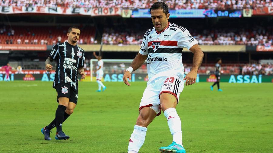 Eder com a bola dominada em clássico entre São Paulo e Corinthians - Marcello Zambrana/AGIF